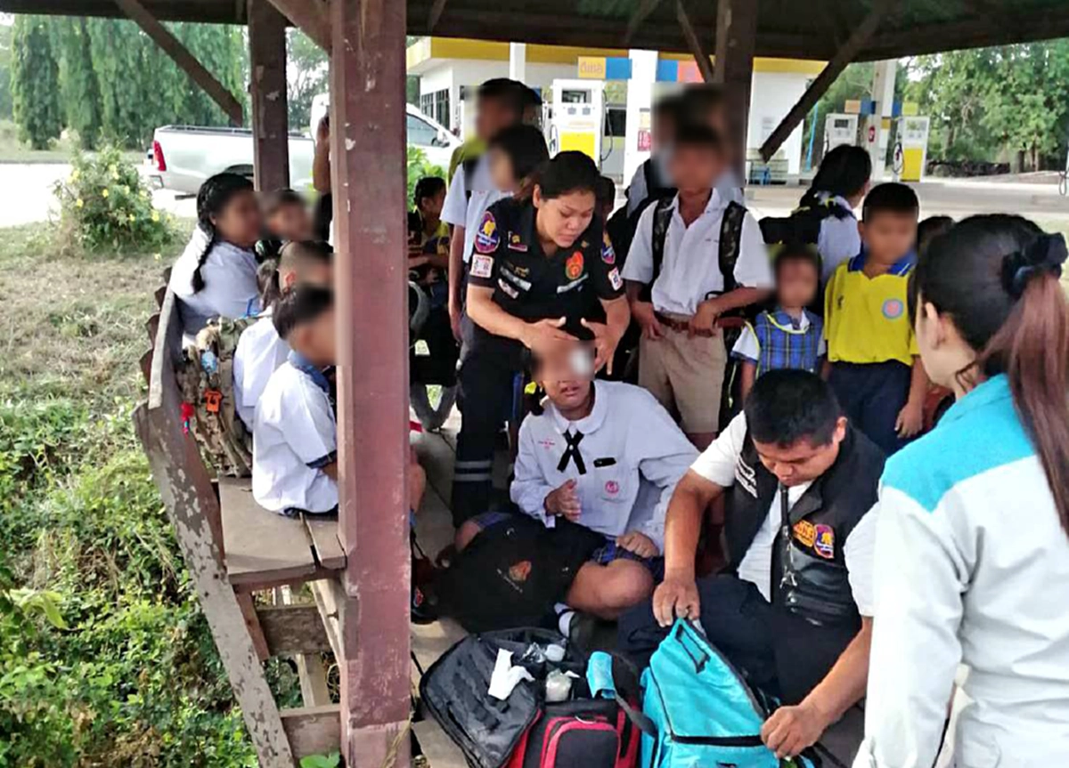 รถตู้รับ-ส่งนักเรียน ชนท้ายกระบะ ในเขตกบินทร์บุรี