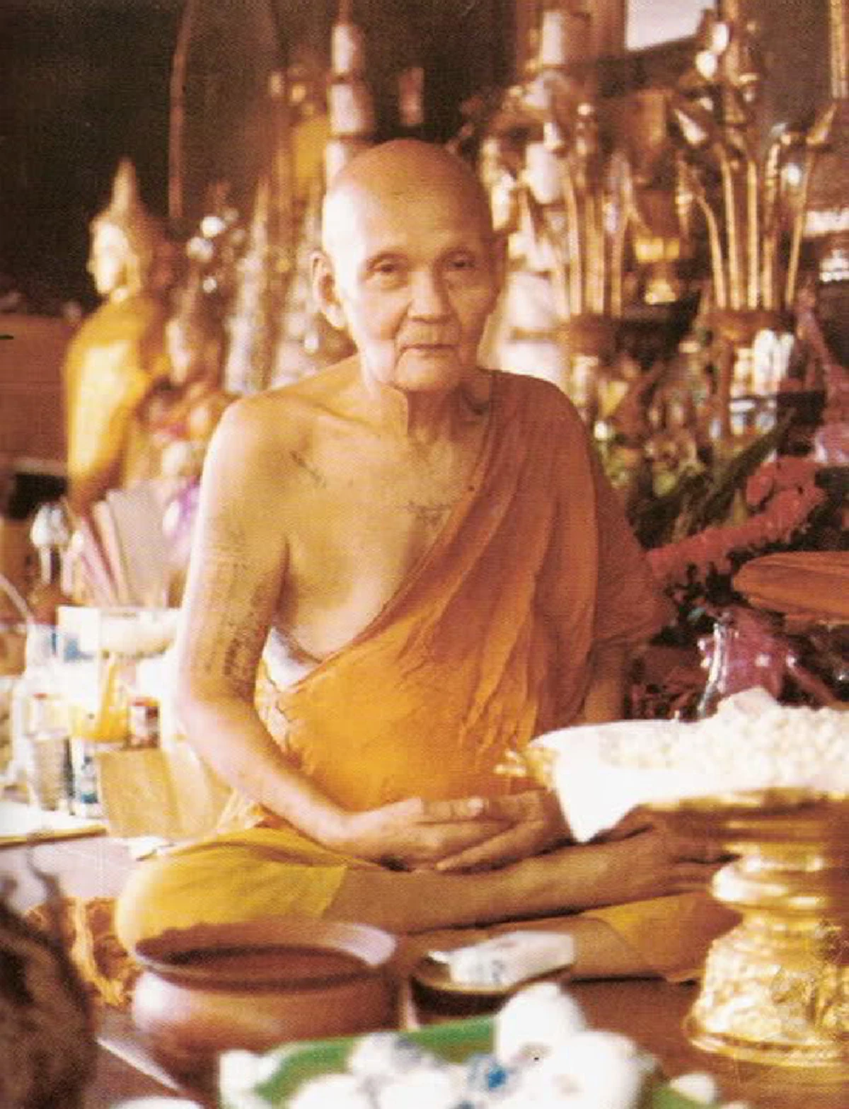 ผงพระอรหันต์ท่านให้ จะให้เอาไว้ตรงไหน  นอกจากบนศีรษะของเรา.. เมื่อ "หลวงปู่บุดดา" เมตตาเทแป้งใส่มือให้ "หลวงปู่ดู่" สาธุ..