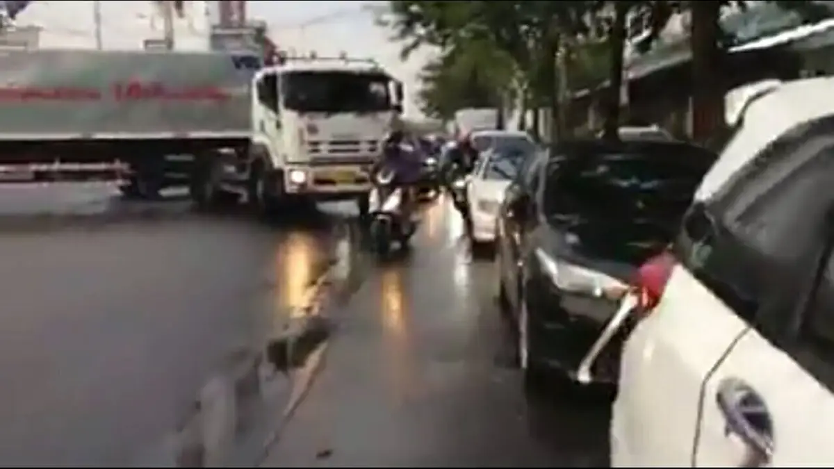 ทำติดกันยาวเหยียด....เจอพวกนิสัยเสียจอดขวางตรงยูเทิร์น...รถพ่วงก็จะกลับรถ..อีกคันก็พยามจะเเทรก...เรียกได้ว่าวุ่นกันเลยทีเดียว(มีคลิป)
