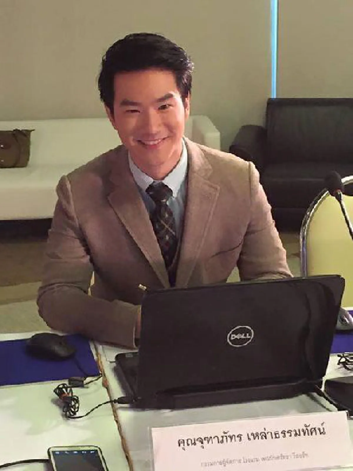 *บุณวาสนาหล่นทับ!!! เขาคือ "อดีตนักร้องดัง" เพียงคนเดียว ที่ไม่ต้องทำงานวงการบันเทิง ก็ "รวยล้นฟ้า" ที่คนครึ่งประเทศไม่เคยรู้!!! (ชมคลิป)