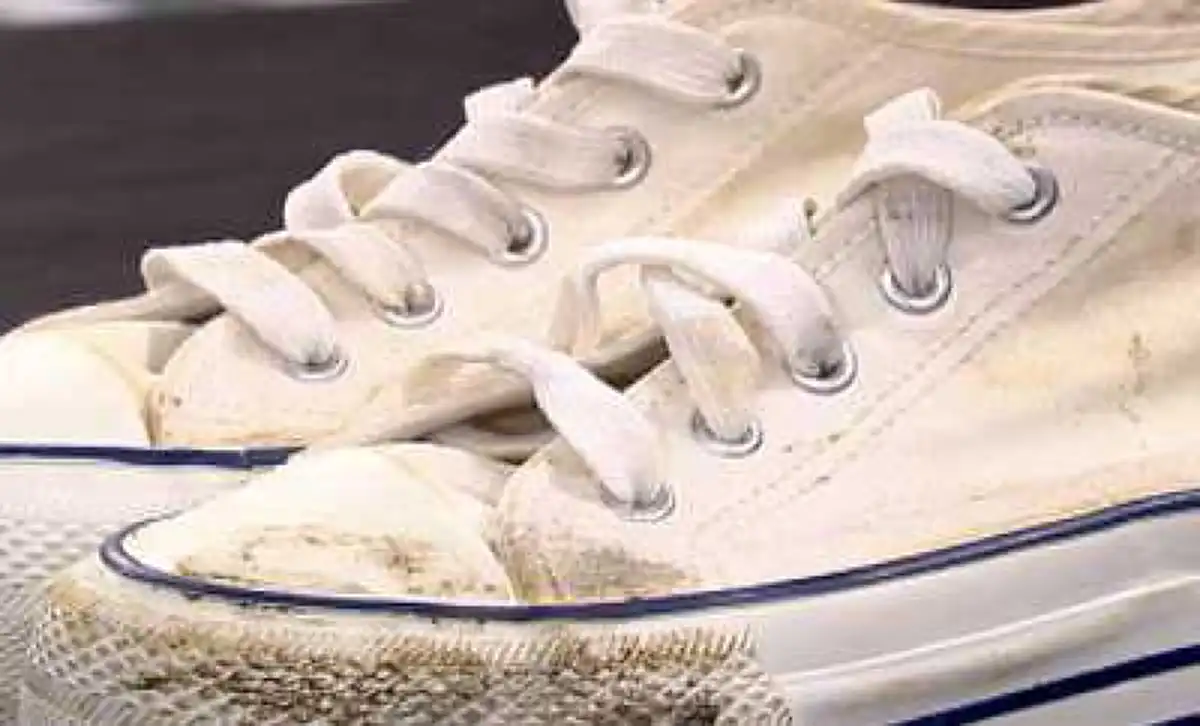 รองเท้าสีขาว