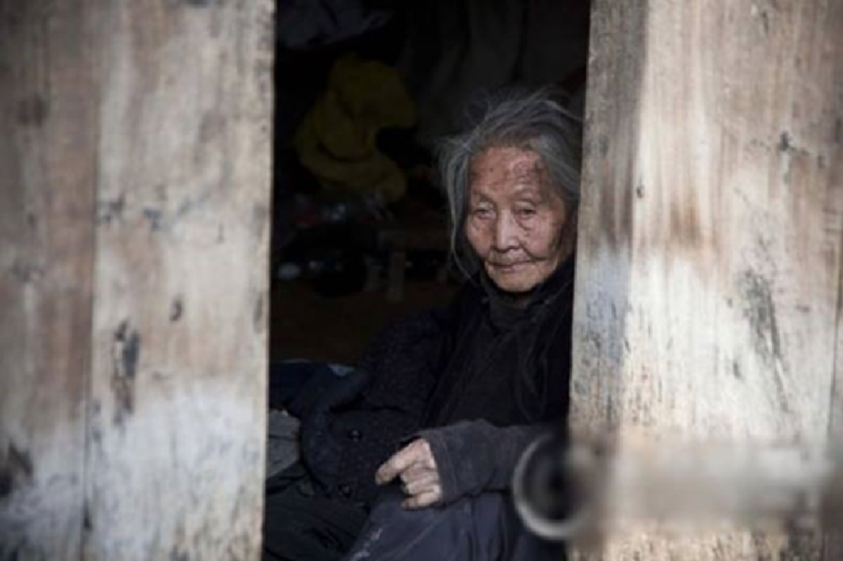 ทำบุญไม่จำกัดแค่ที่วัด...ผู้เฒ่าบ้านพักคนชรายังต้องการคนไปเยี่ยม เรื่องเล่าสุดสะเทือนใจ จากแม่เฒ่าวัย91 ถูกลูกชายและสะใภ้ไล่ออกจากบ้าน