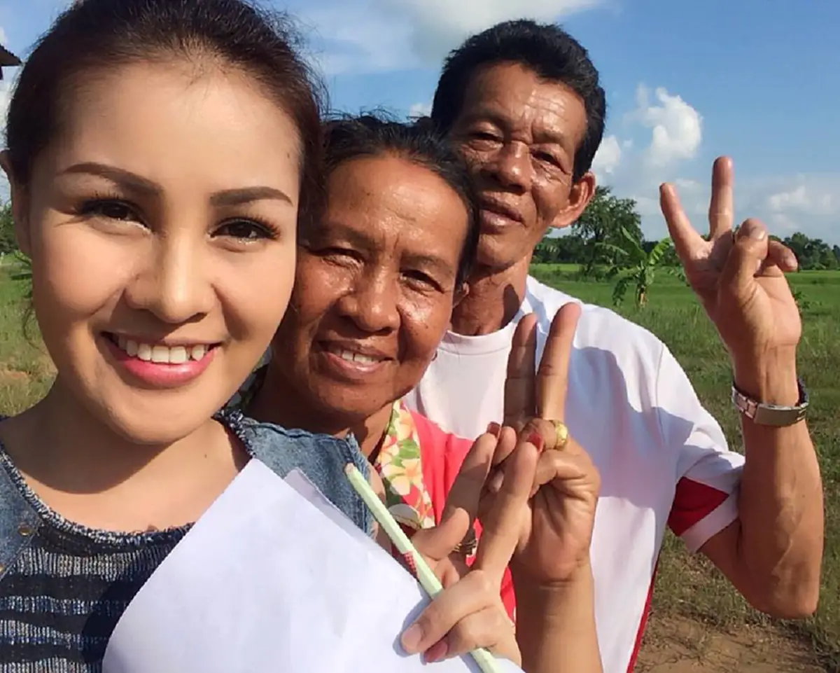 สุดช็อค !!! หญิงลี ศรีจุมพล โพสต์ IG แม่ถูกรถพุ่งชนต่อหน้า ต้องเข้าผ่าตัดด่วนหลังอาการโคม่า !!!
