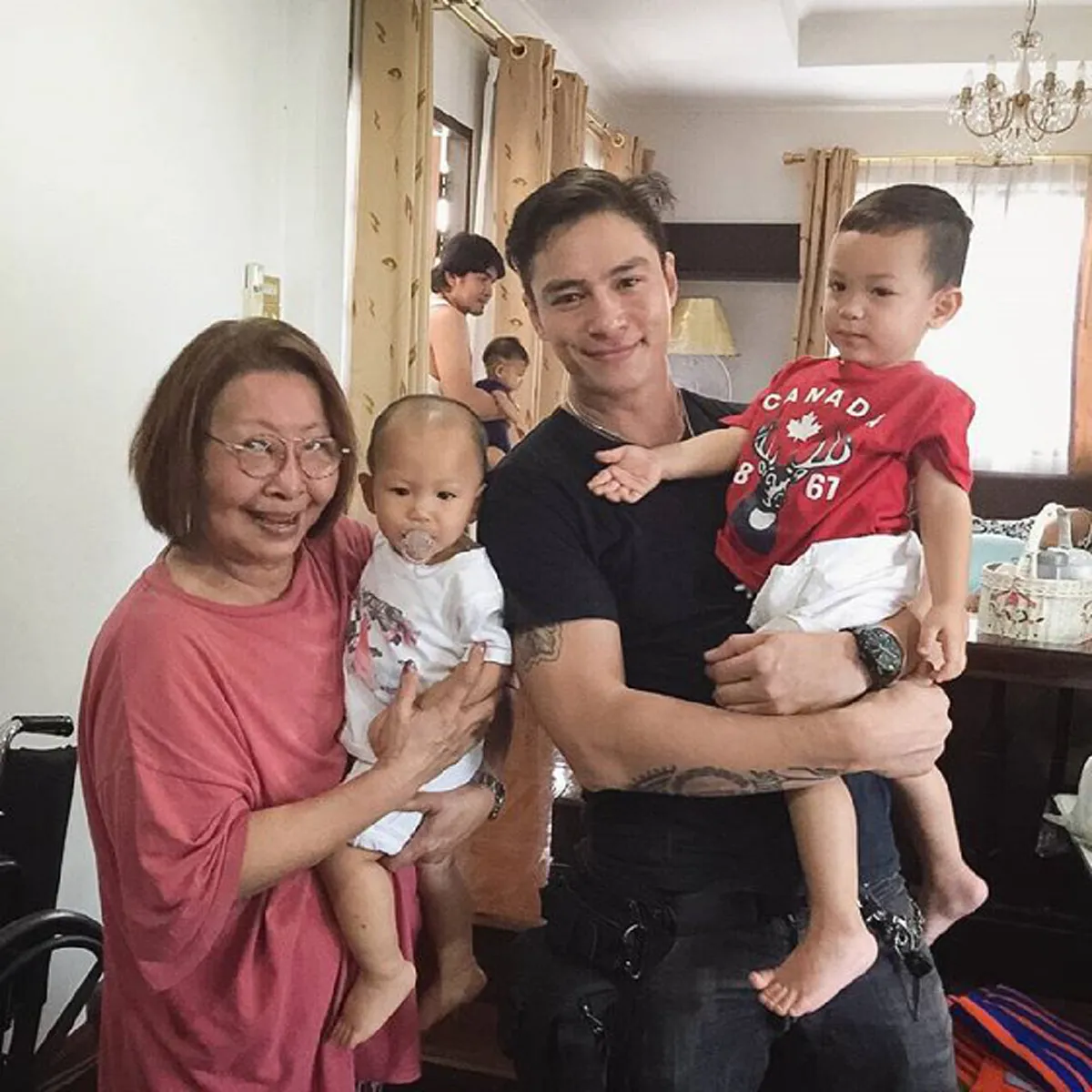 *ไม่อยากให้ลูกมีปมด้อย!!! พระเอกหนุ่ม “ปีเตอร์ คอร์ป” หวนกลับบ้านขอดูแลลูก! หลังหย่าภรรยาเกือบ3ปี!!! (คลิป)