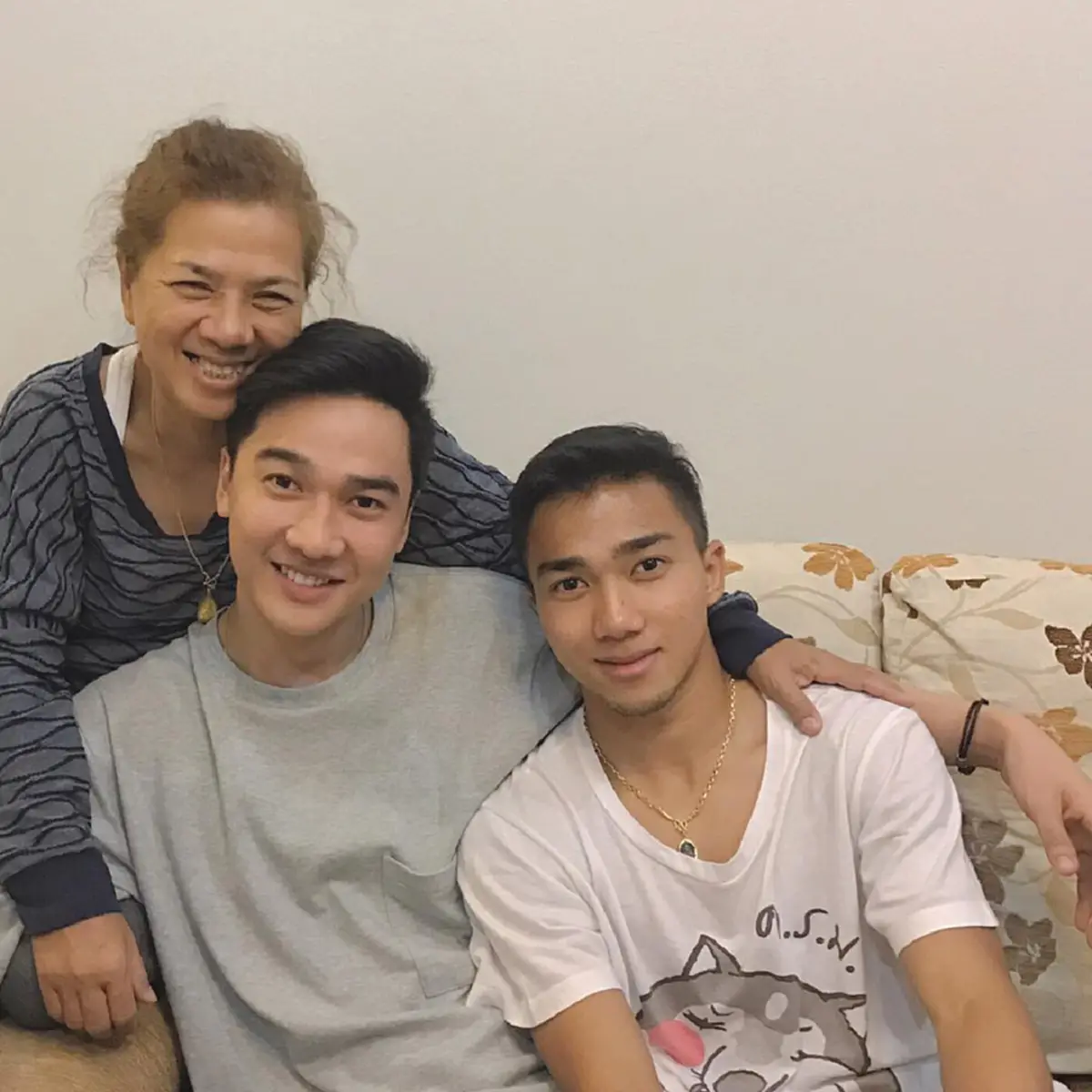 รักพี่เสียดายน้อง !! "สจ๊วตหนุ่ม" สายการบินดัง ที่จริงเป็นพี่ชายแท้ๆของนักเตะแข้งทอง "เมสซี่เจ" !! งานนี้สาวๆแห่กรี๊ดเครื่องบินแทบแตก ?(ภาพ)