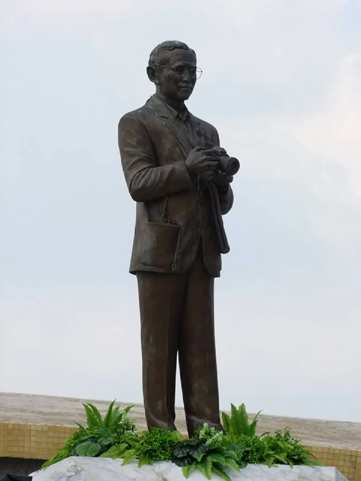 ยกย่องในความดี!! "อ.นักปั้นมือทอง" ที่เคยทำงานสนองพระราชดำริ"ในหลวง ร.9" ..เตรียมมอบรูปปั้นจากขี้ผึ้งให้กำลังใจ "ตูน บอดี้สเเลม" (ชมภาพ)