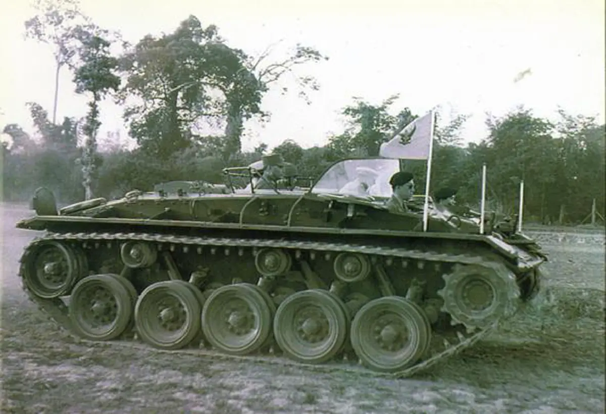 เป็นบุญตา.."รถถังพระที่นั่ง M24" ในหลวงร.9..ครั้นเสด็จทอดพระเนตรการฝึก และตรวจพลสวนสนามในการฝึกวายุบุตร เมื่อปีพ.ศ.2501!!