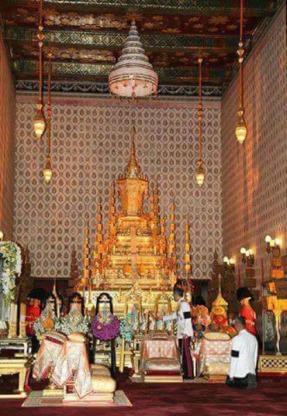 เป็นเกียรติสูงสุดในชีวิต! หายสงสัยทันที ๔ ทหารอารักขาพระบรมศพในหลวงรัชกาลที่ ๙ สวมชุดสีแดงยืนก้มหน้าตลอด ๒๔ ช.ม คือทหารจากหน่วยใด?