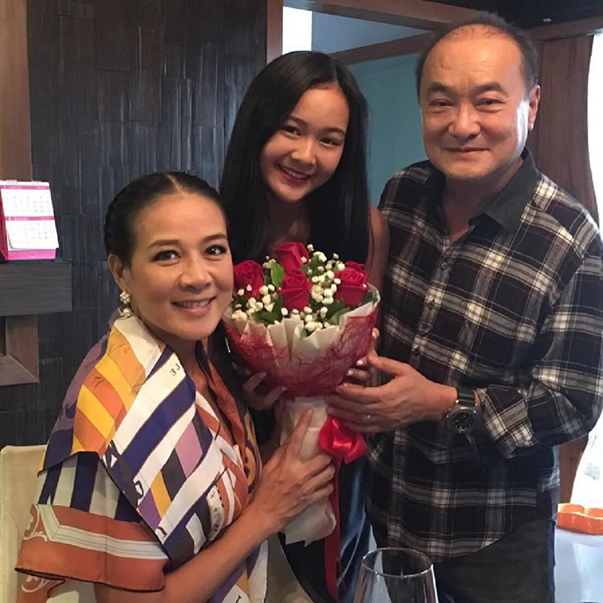 *เปิดภาพล่าสุด "อดีตภรรยา"และ "ลูก" ของสามี "กบ ปภัสรา" บอกเลยแต่ละคนดีกรีไม่ธรรมดา!!! (ชมภาพ)