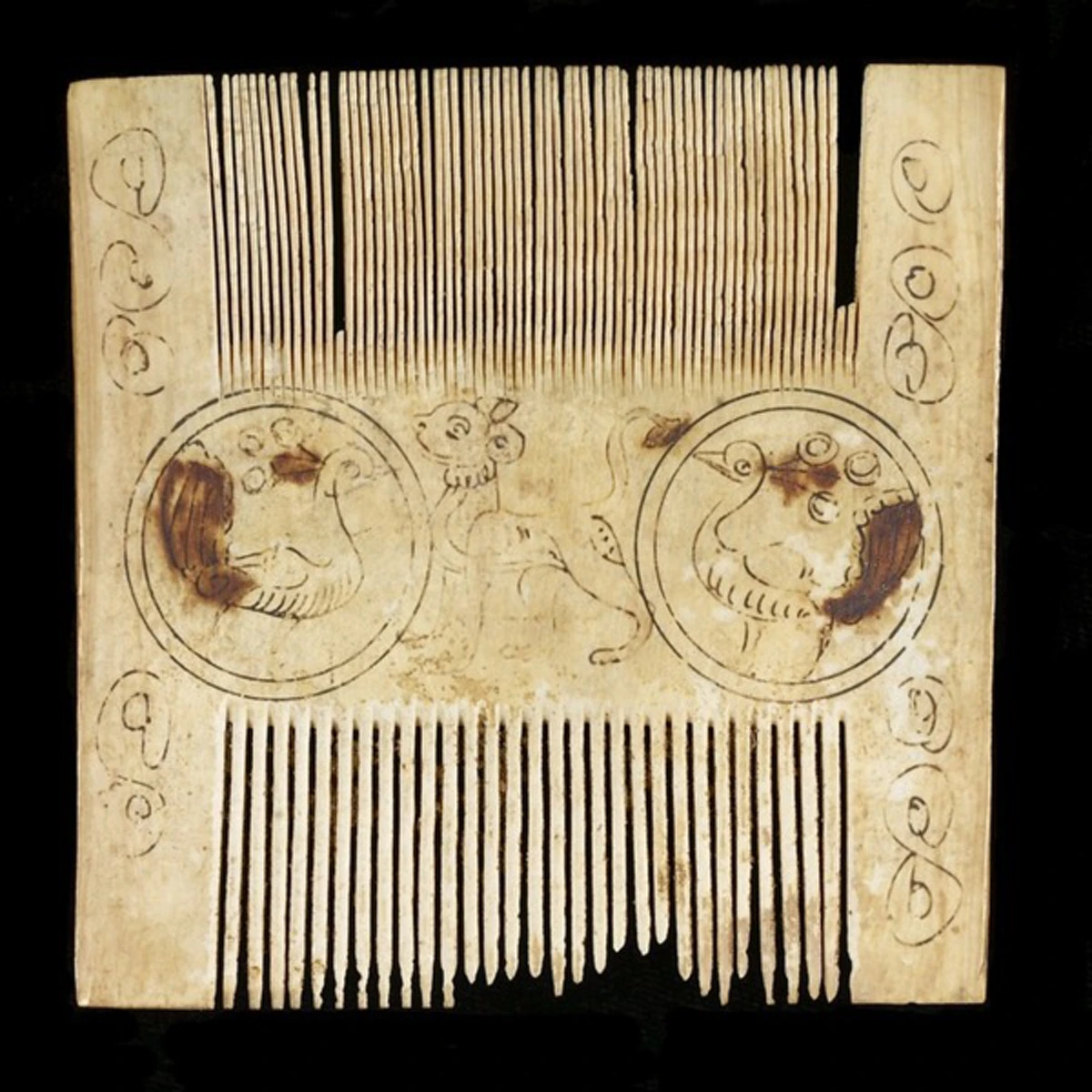 "หวี" ที่เก่าแก่ที่สุดในสยามประเทศ !! อุปกรณ์ตกแต่งผม ที่อยู่คู่กับมนุษย์มากว่า 6,000 ปี !! ทั้งยังแอบเป็นสิ่งของสำคัญในพิธีกรรมโบราณมากมาย