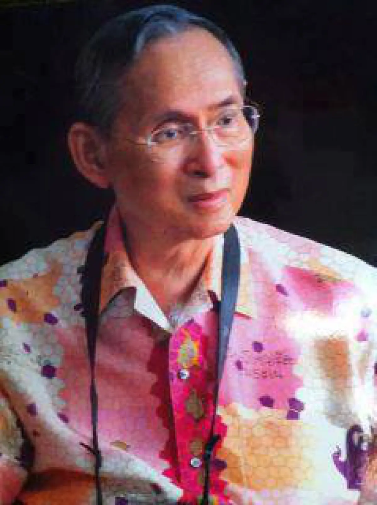 แชร์เก็บไว้เป็นความทรงจำ..... รวมพระบรมฉายาลักษณ์ในหลวงรัชกาลที่ ๙ ตอนทรงแย้มพระสรวล (ชมภาพ)