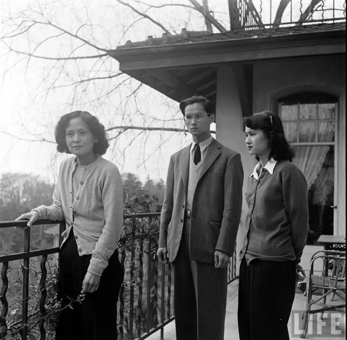 เป็นบุญตา!! เผยพระบรมฉายาลักษณ์หาชมยาก ในหลวง ร.9 ครั้งมีพระชนม์ได้22พรรษา สมเด็จพระราชินีทรงงดงาม สมเด็จย่า/พระพี่นางในพระอิริยาบถสบายๆ