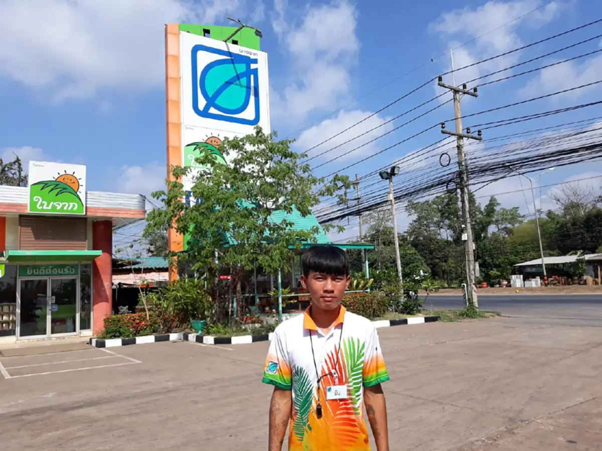 เด็กปั๊มใจงาม เก็บกระเป๋าตังได้พร้อมเงินสด ในห้องสุขา มอบเจ้าของปั๊มประกาศหาเจ้าของ(คลิป)