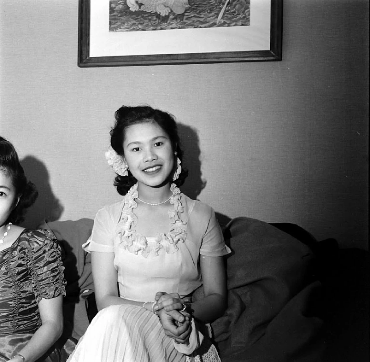 เป็นบุญตา!! เผยพระบรมฉายาลักษณ์หาชมยาก ในหลวง ร.9 ครั้งมีพระชนม์ได้22พรรษา สมเด็จพระราชินีทรงงดงาม สมเด็จย่า/พระพี่นางในพระอิริยาบถสบายๆ