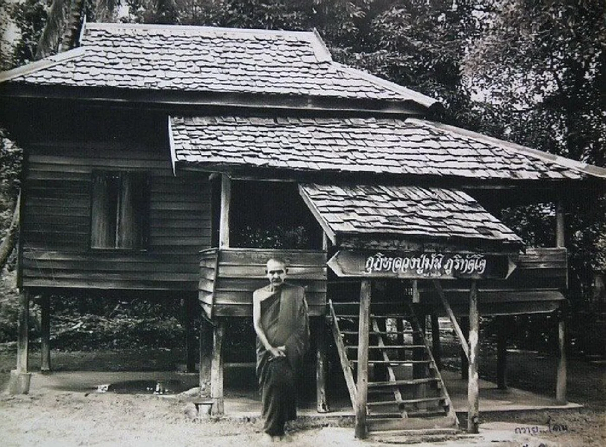 น้อมกราบรำลึก!! ๑๑ พฤศจิกายน วันละสังขาร "หลวงปู่มั่น ภูริทัตโต" บูรพาจารย์แห่งพระวิปัสสนากรรมฐาน พระอาจารย์ใหญ่แห่งกองทัพธรรมสายพระป่า !!