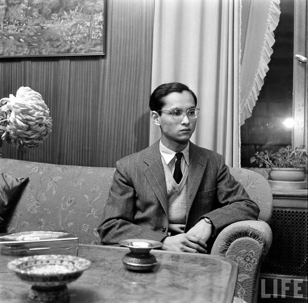 เป็นบุญตา!! เผยพระบรมฉายาลักษณ์หาชมยาก ในหลวง ร.9 ครั้งมีพระชนม์ได้22พรรษา สมเด็จพระราชินีทรงงดงาม สมเด็จย่า/พระพี่นางในพระอิริยาบถสบายๆ