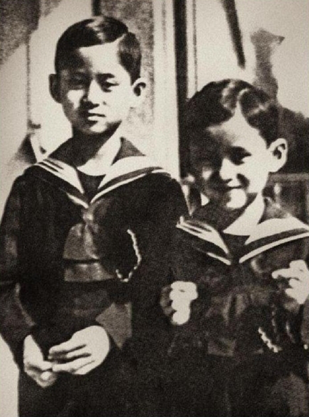 อดคิดถึงพี่ไม่ได้เลยแม้แต่ขณะเดียว!! เผยภาพ ความรักความผูกพันธ์ของ "ยุวกษัตริย์ ในหลวง ร.๘ และ ในหลวง ร.๙" (ชมภาพ) !!!