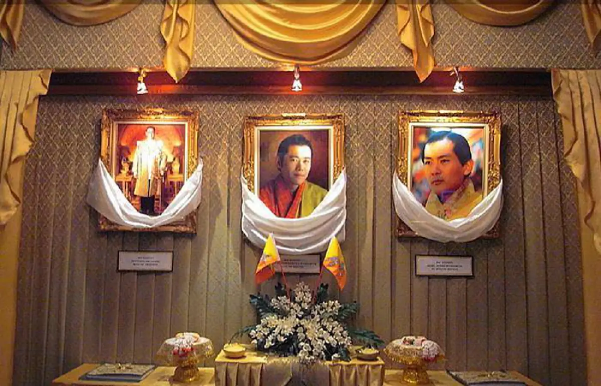 ชื่นชมพระบารมีพ่อหลวง!! สุดยอดพระมหากษัตริย์ "พระบรมฉายาลักษณ์ของในหลวง" ในแผ่นดินภูฏาณ ต้นแบบและกำลังใจแห่งสมเด็จพระราชาจิกมี !!