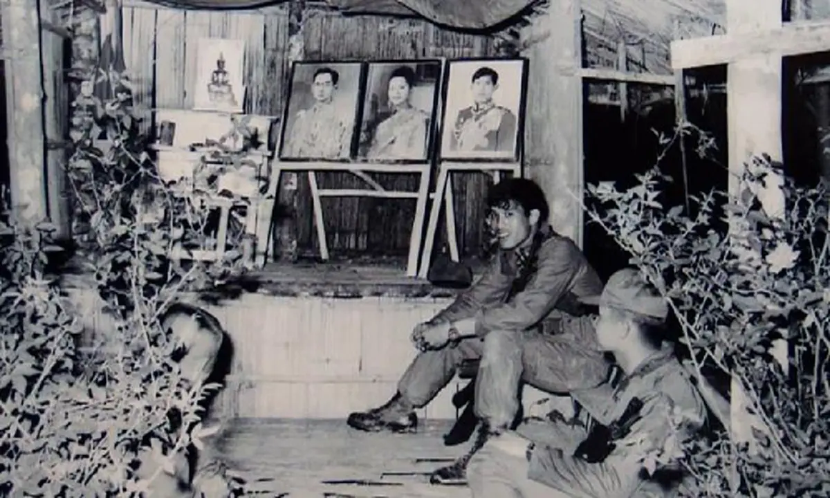 "ฉันต้องไปเพราะเป็นหน้าที่ของทหาร" เผยเรื่องราวกลางสมรภูมิรบของ "ในหลวง ร.๑๐" ณ บ้านหมากแข้ง ทรงกล้าหาญจนได้ชื่อ "กษัตริย์ยอดนักรบ"