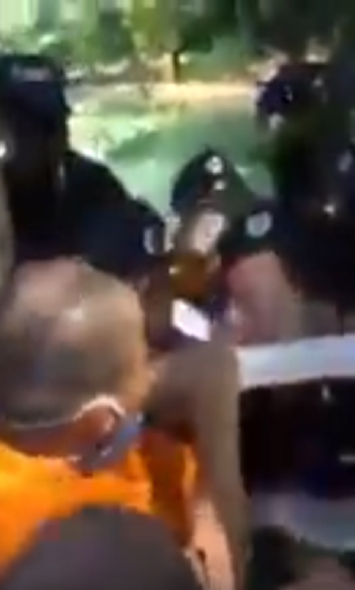 หวิดวางมวย!!! เปิดคลิปจนท. "ดีเอสไอ" ปะทะ "พระธรรมกาย" หลังห้ามไม่ให้เจ้าหน้าที่เข้ามาในพื้นที่ โปรดใช้วิจารณญาณในการรับชม!!! (มีคลิป)