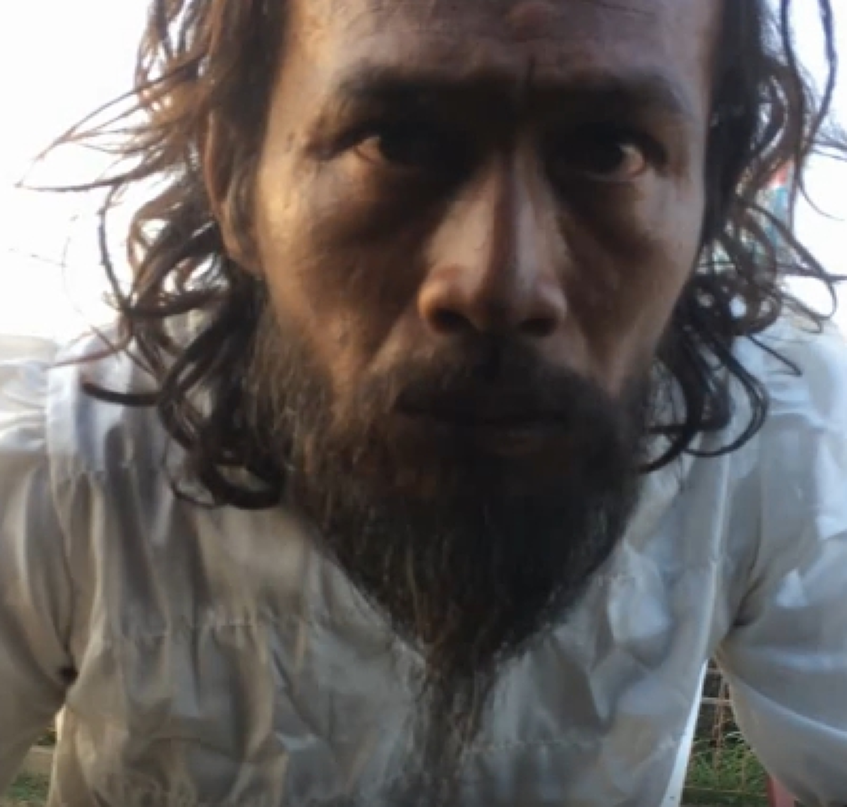 สรุปใครเพี้ยน!!! หนุ่มขับรถหลงทาง เจอชายคล้ายฤาษี จอดถาม แต่ไปไงมาไง กลับได้สูตรยาแก้ไอซะงั้น ถึงกับขำลั่นสนั่นโซเชียล!!! (มีคลิป)