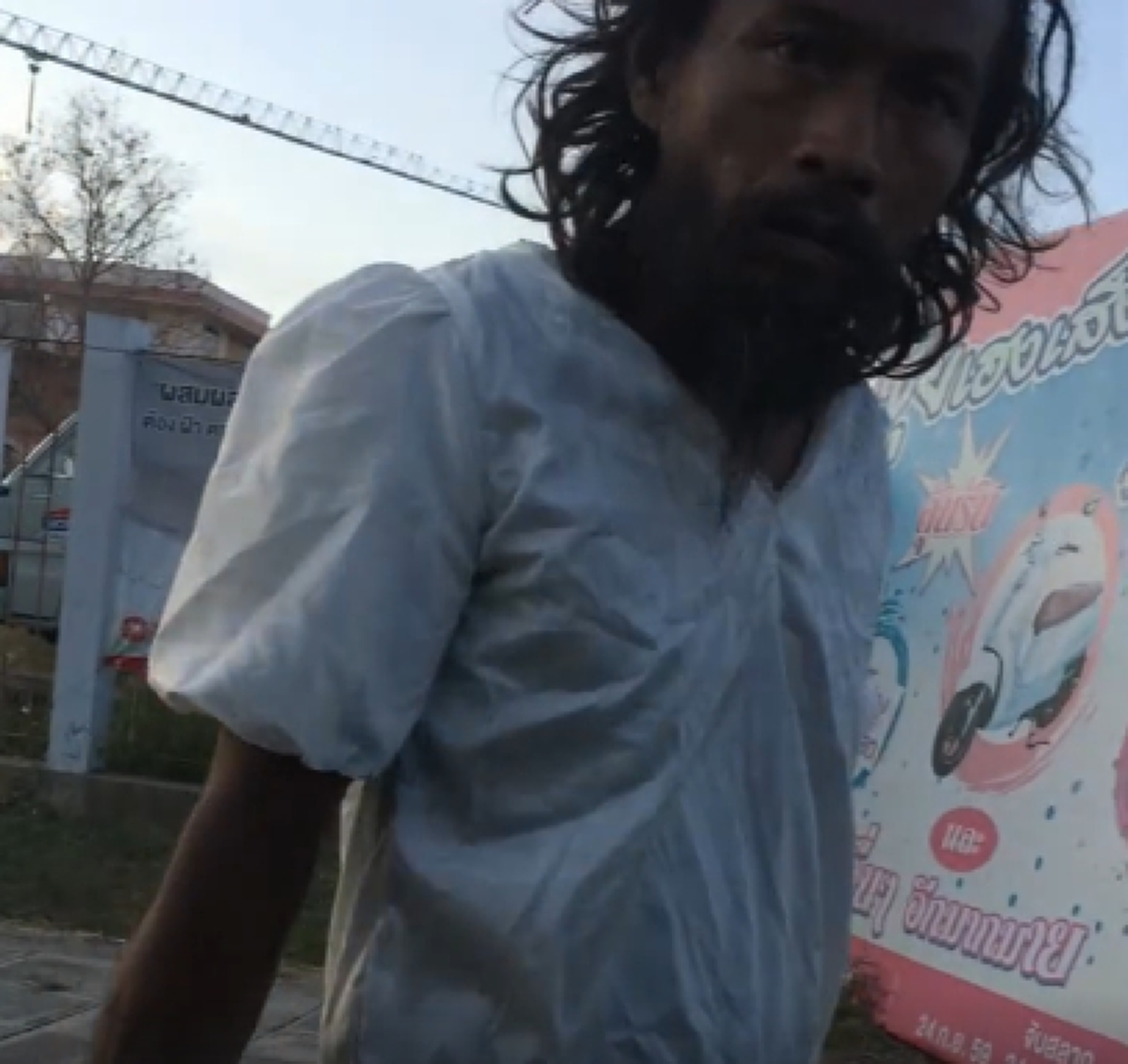 สรุปใครเพี้ยน!!! หนุ่มขับรถหลงทาง เจอชายคล้ายฤาษี จอดถาม แต่ไปไงมาไง กลับได้สูตรยาแก้ไอซะงั้น ถึงกับขำลั่นสนั่นโซเชียล!!! (มีคลิป)