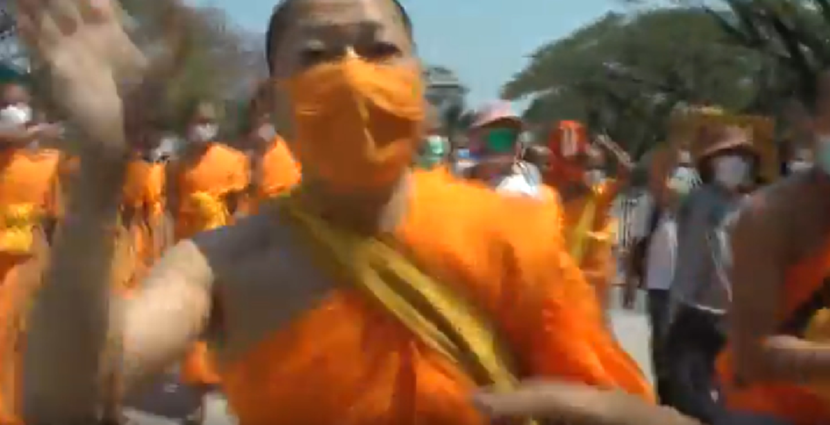 ดูชัดๆใครทำใครก่อน!!! คลิปวินาที "พระธรรมกาย" ลุกฮือเข้าทำร้าย "เจ้าหน้าที่ดีเอสไอ" พยายามเข้าไปตบเพื่อแย่งกล้องจากมือ!!! (มีคลิป)