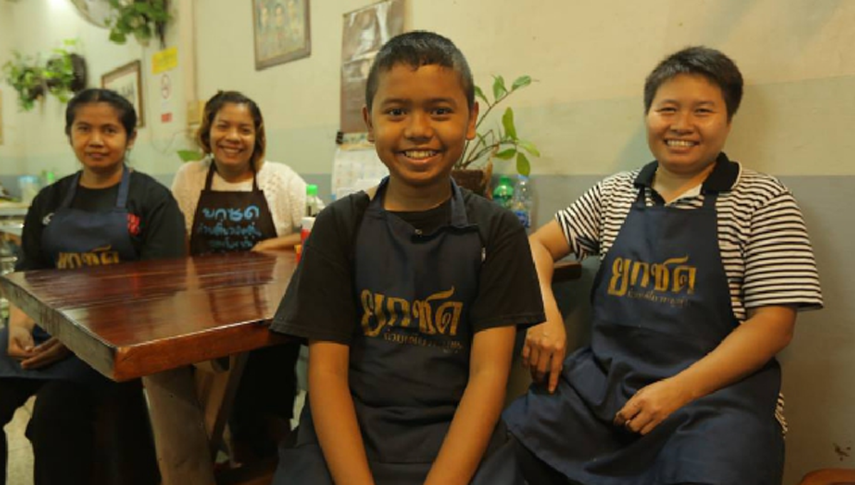 แชร์ต่อรัวๆ!!! "ซูโม่กิ๊ก" ยกย่อง "2 พี่น้อง" พ่อค้าม.ต้น หัวใจแกร่ง! อาศัยร้านก๋วยเตี๋ยว ทำทุกอย่าง เก็บเงินส่งตัวเองเรียน!!! (ชมคลิป)