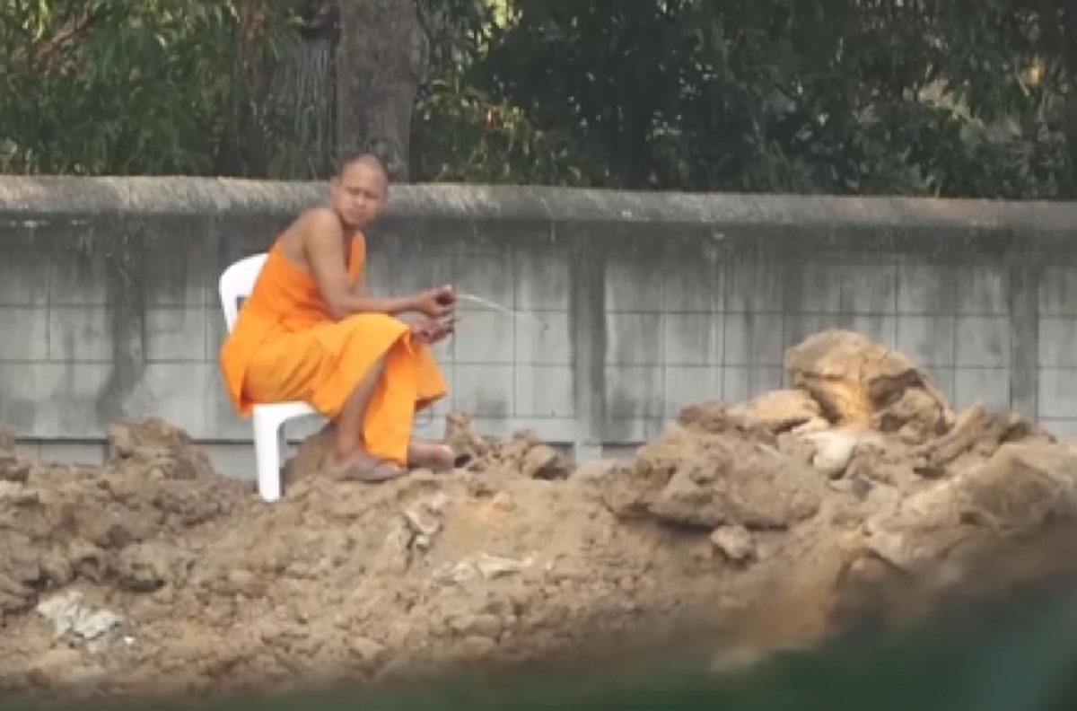 ระวัง..จะได้ไปฉันข้าวแดง!!! พระธรรมกายโผล่! ขุดกำแพงดินข้างหลัง สร้างป้อมกันเจ้าหน้าที่  ไม่แคร์ประกาศให้สงฆ์กลับวัด!!! (มีคลิป)