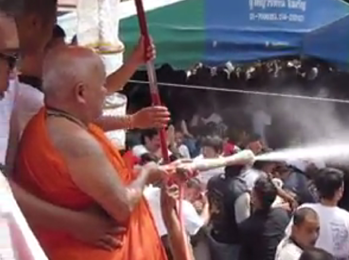 มากันด้วยแรงกตัญญ! ประมวลภาพ...โชว์พลังยันต์ “ของขึ้น” กลางพิธีไหว้ครู!((มีคลิป!)) เปิดประวัติหลวงพ่อเปิ่น คุณธรรมนำให้ศักดิ์สิทธิ์!!!