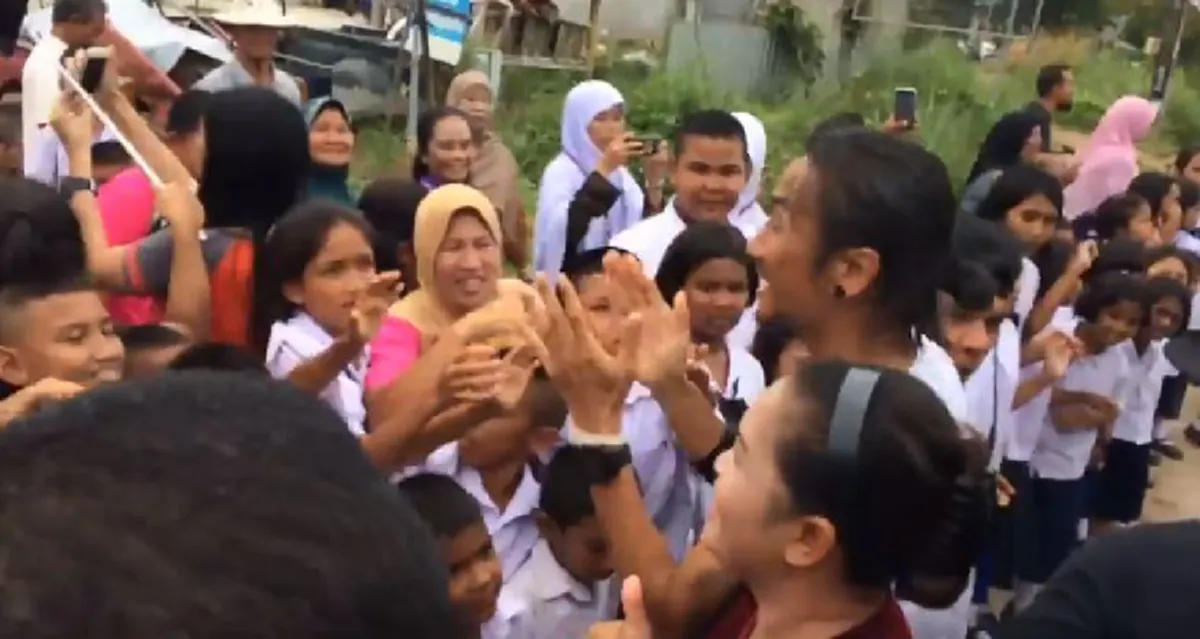 "ให้คลิปมันเล่าเรื่อง"!! "คำพูดสั้นๆ"..ส่งต่อพลังอันยิ่งใหญ่จาก "ตูน บอดี้สเเลม" ..สู่หัวใจ"เด็กน้อย"ที่จะเจริญรอยตาม"ขวัญใจ"ของเขา(คลิป)