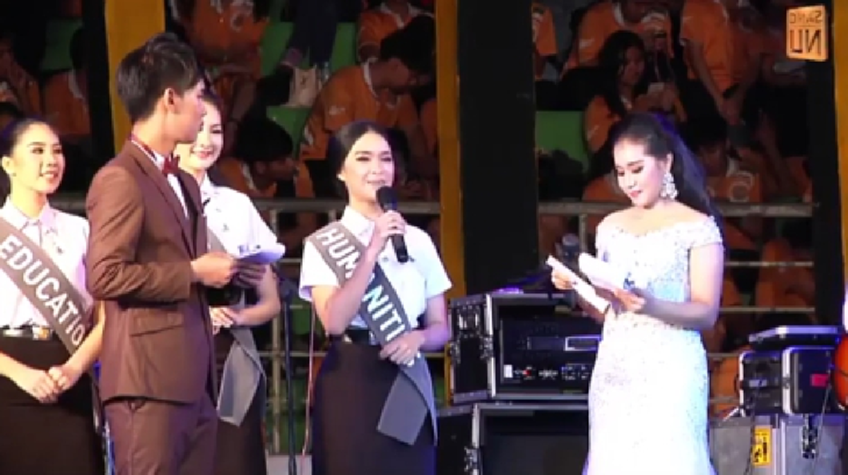 ถึงกับน้ำตาคลอ!!! เมื่อ "ผู้เข้าประกวดดาวมหาลัยชือดัง" ตอบคำถาม "คุณคิดว่าคุณจะทำความดีอะไร เพื่อในหลวง ร.9" ฟังแล้วทำคนไทยจุกในอก! (มีคลิป)