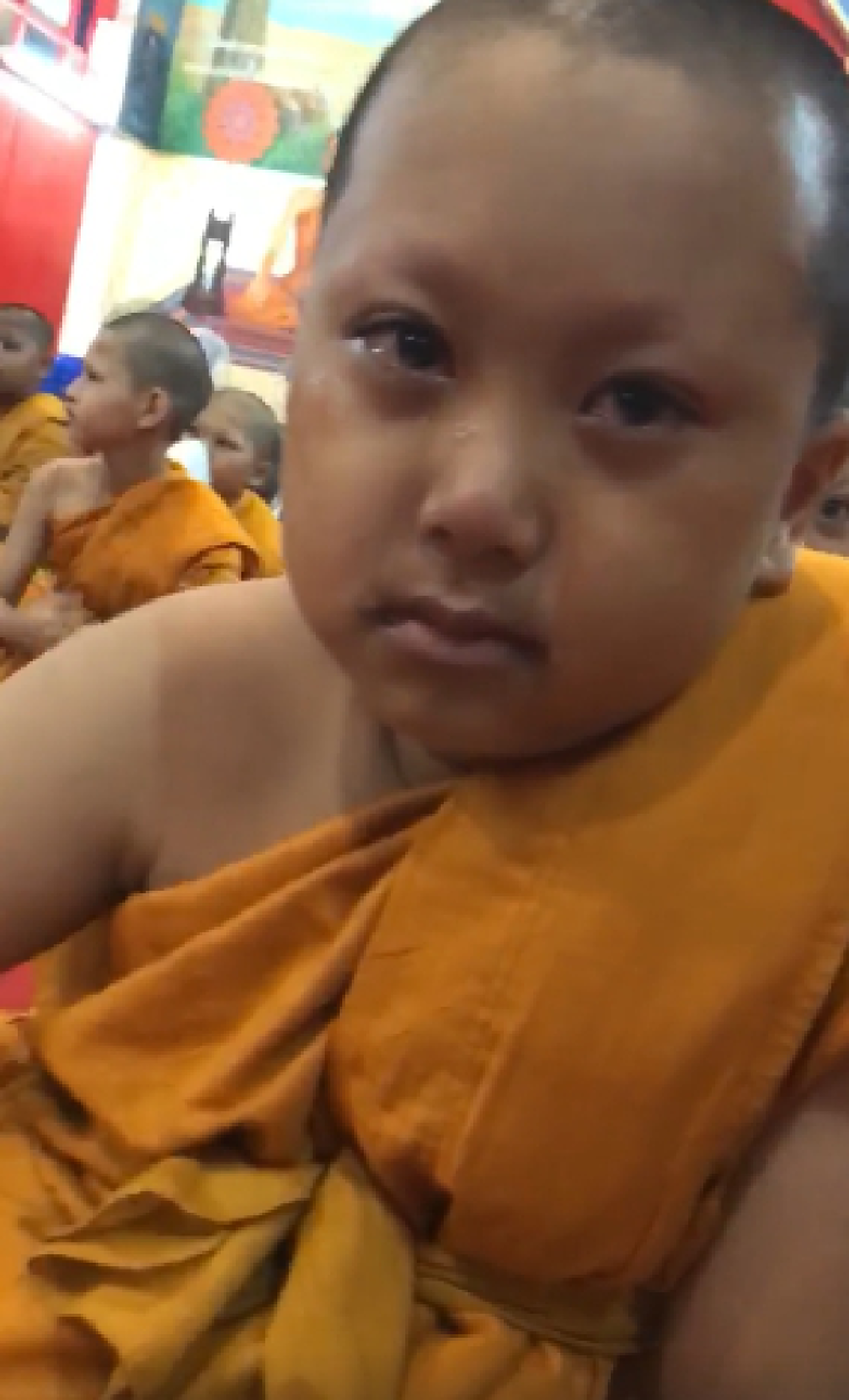 สำนึกในความผิด!!! "สามเณรน้อย" ซาบซึ้งน้ำตาไหลพราก ทุกครั้งขณะท่องกลอนสรรเสริญพระคุณบิดามารดา พอรู้สาเหตุถึงกับทำน้ำตาไหลตาม!!! (มีคลิป)