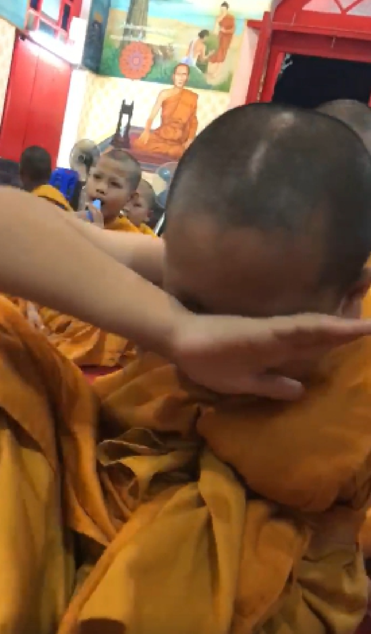 สำนึกในความผิด!!! "สามเณรน้อย" ซาบซึ้งน้ำตาไหลพราก ทุกครั้งขณะท่องกลอนสรรเสริญพระคุณบิดามารดา พอรู้สาเหตุถึงกับทำน้ำตาไหลตาม!!! (มีคลิป)