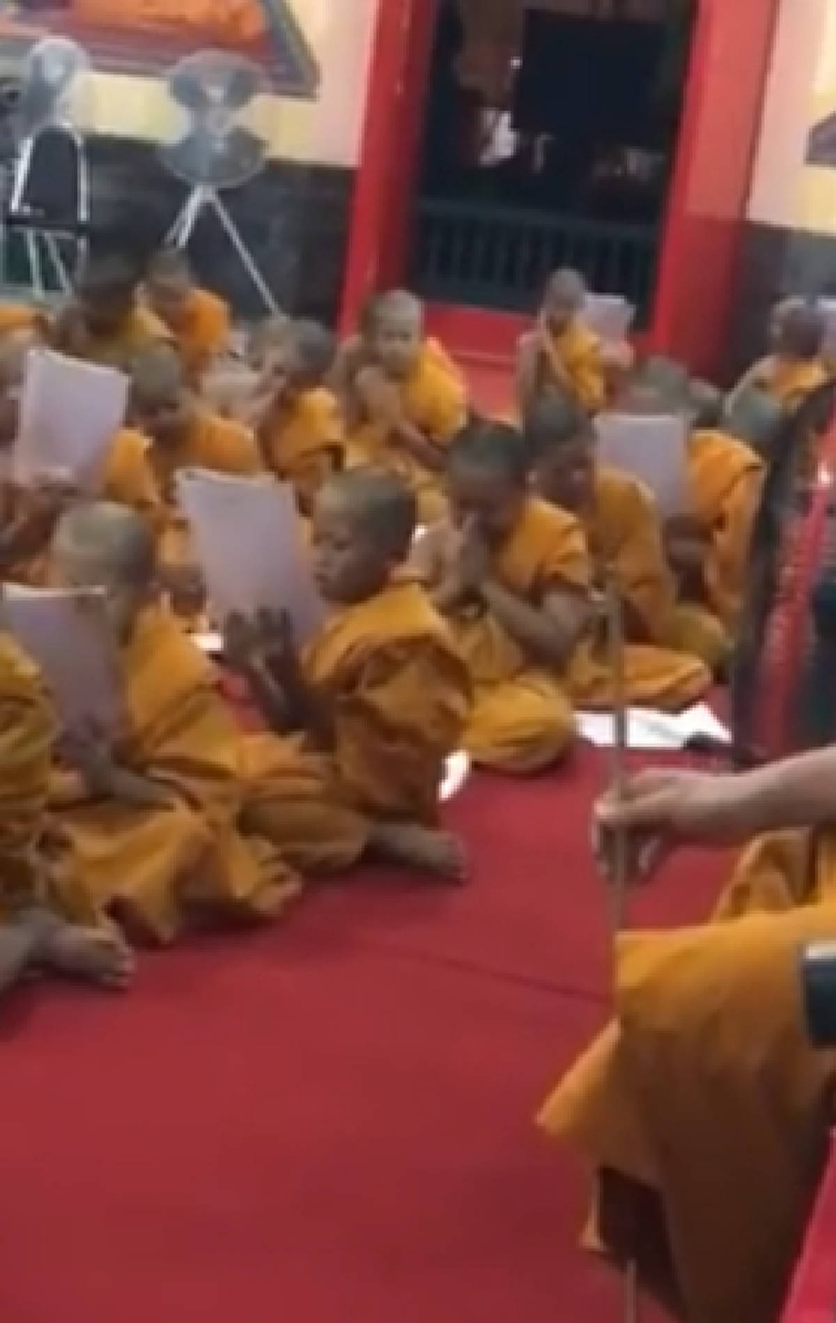 สำนึกในความผิด!!! "สามเณรน้อย" ซาบซึ้งน้ำตาไหลพราก ทุกครั้งขณะท่องกลอนสรรเสริญพระคุณบิดามารดา พอรู้สาเหตุถึงกับทำน้ำตาไหลตาม!!! (มีคลิป)