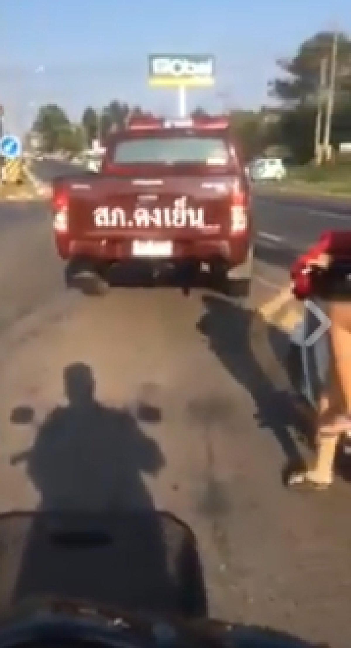 ไม่รักษากฏหมายซะเอง?? โลกโซเซี่ยลถล่มยับ..คุณตำรวจไม่สนโลกขับรถย้อนศรดื้อๆ ชาวเน็ตแซวแรง.. ต้องขับตามไปเขียนใบสั่งให้ไหมครับ? (ชมคลิป)
