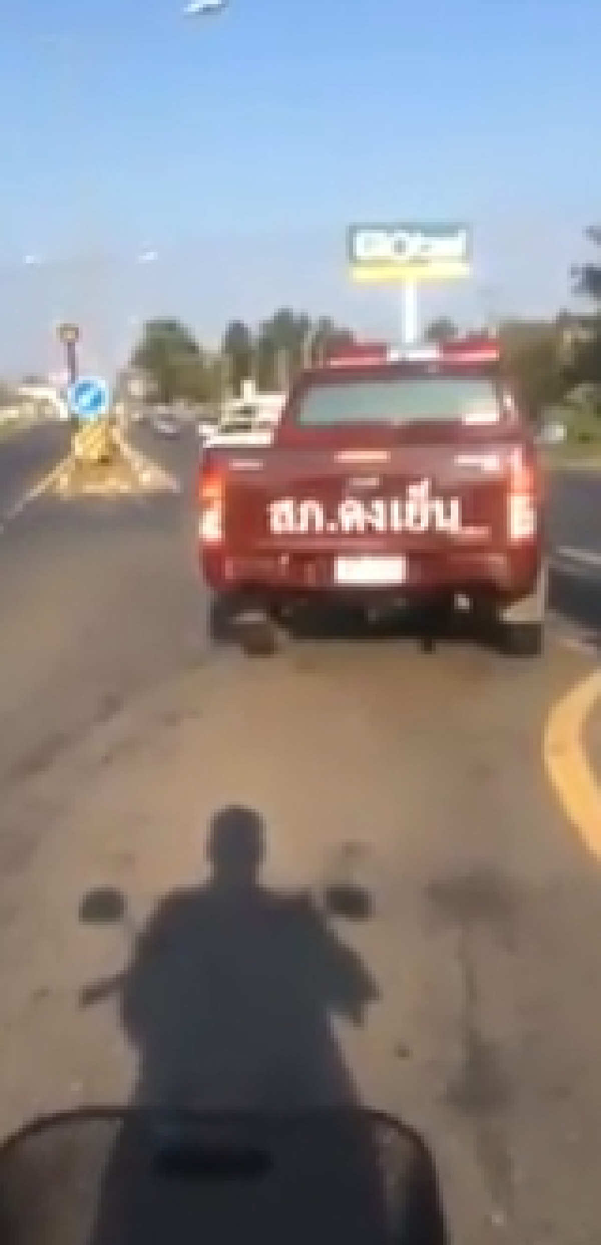 ไม่รักษากฏหมายซะเอง?? โลกโซเซี่ยลถล่มยับ..คุณตำรวจไม่สนโลกขับรถย้อนศรดื้อๆ ชาวเน็ตแซวแรง.. ต้องขับตามไปเขียนใบสั่งให้ไหมครับ? (ชมคลิป)