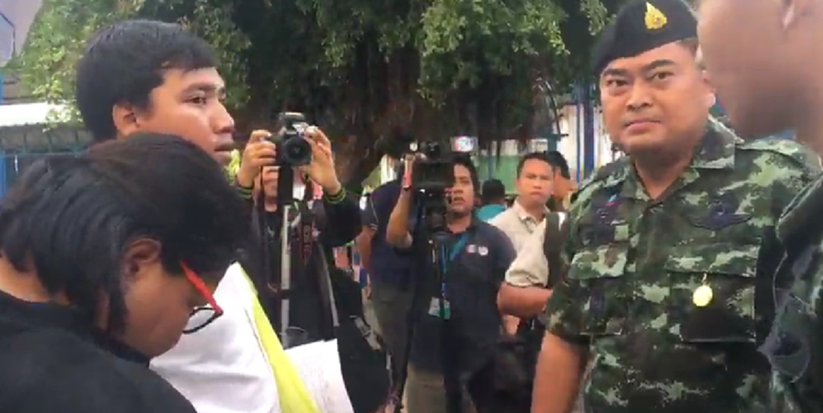 กฎคือกฎ!!! คลิปนาที "จ่านิว" ปะทะ "เจ้าหน้าที่ทหาร" หลังจนท.จำกัดให้อยู่ในพื้นที่เกณฑ์ทหาร ก่อนรายงานตัวจับใบดำ-แดง!!! (มีคลิป)