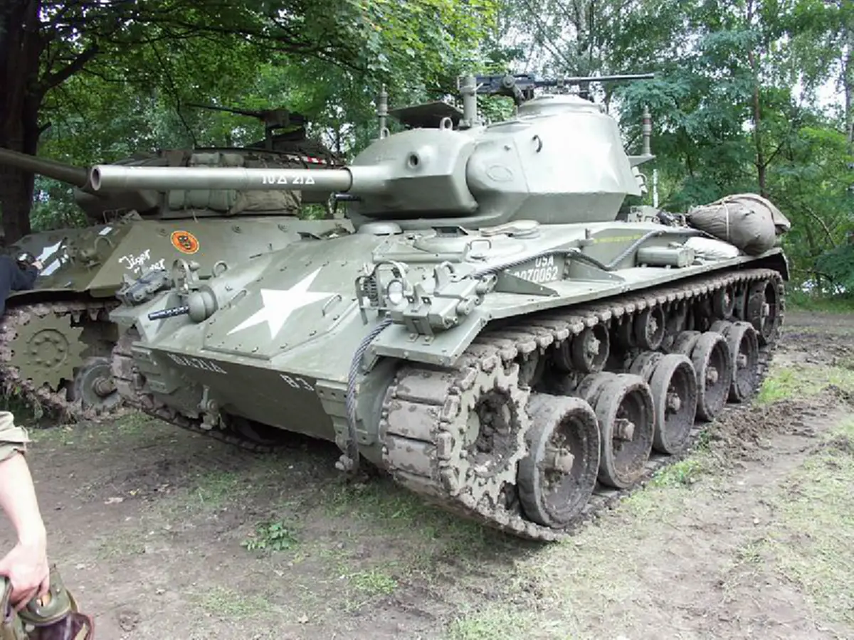 เป็นบุญตา.."รถถังพระที่นั่ง M24" ในหลวงร.9..ครั้นเสด็จทอดพระเนตรการฝึก และตรวจพลสวนสนามในการฝึกวายุบุตร เมื่อปีพ.ศ.2501!!