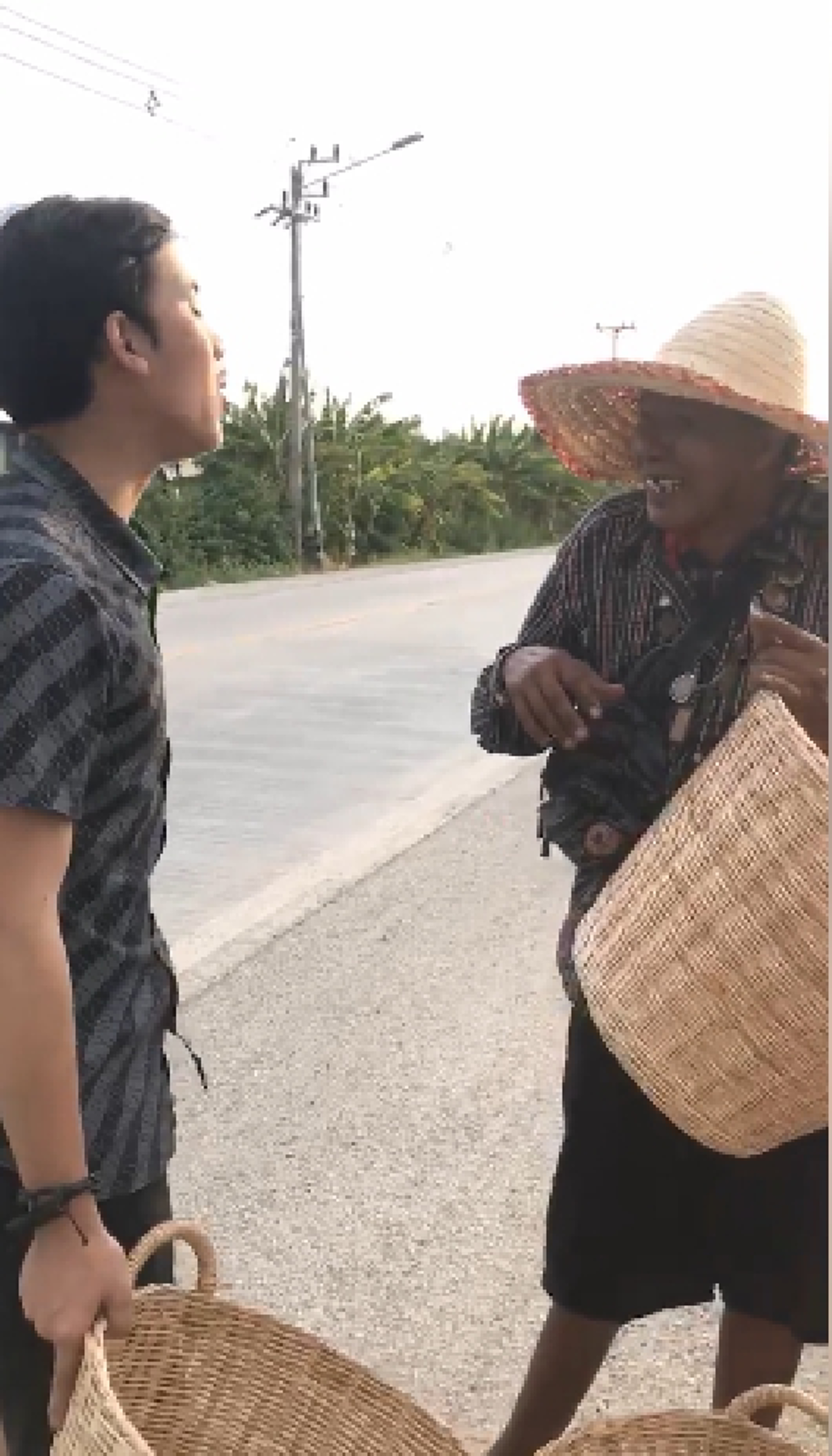 ใจนายหล่อจริง!!! "เบิ้ล ปทุมราช" ขับรถตามหา "ลุงเดินขายตะกร้า" จนเจอ ก่อนตัดสินใจสร้างภาพเพื่อให้มีภาพดีๆแก่สังคม!!! (มีคลิป)