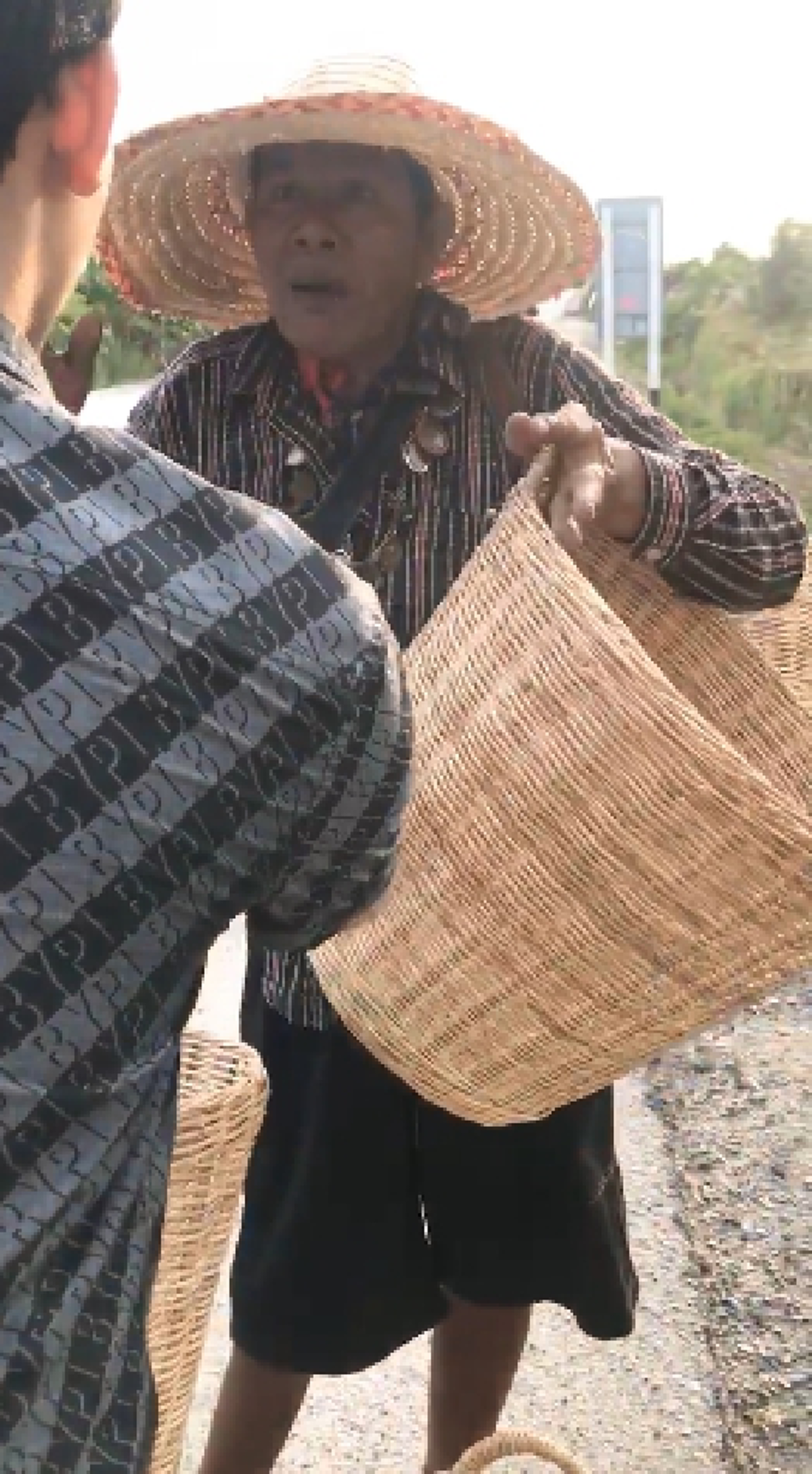 ใจนายหล่อจริง!!! "เบิ้ล ปทุมราช" ขับรถตามหา "ลุงเดินขายตะกร้า" จนเจอ ก่อนตัดสินใจสร้างภาพเพื่อให้มีภาพดีๆแก่สังคม!!! (มีคลิป)