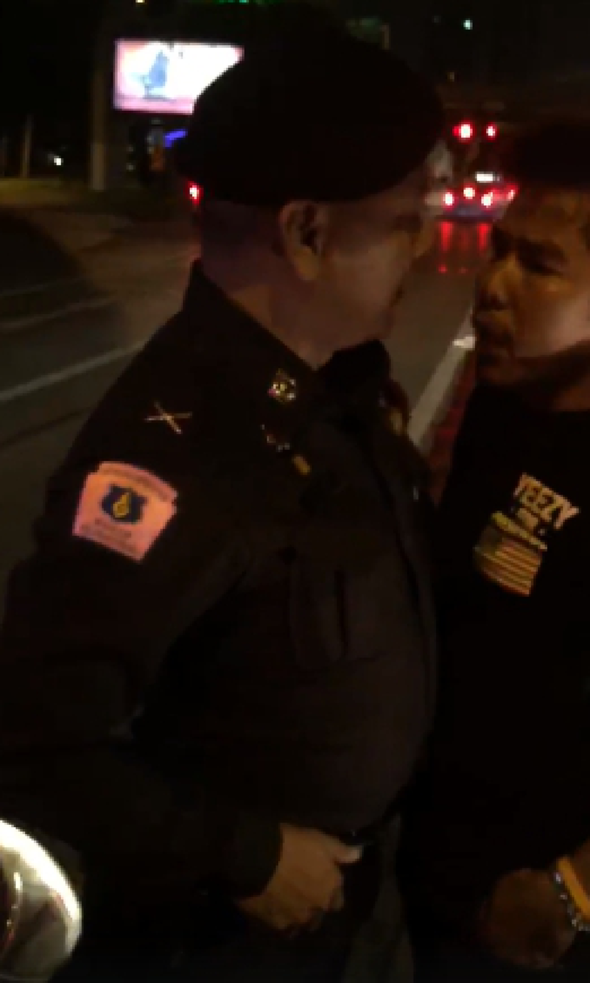 หวิดวางมวย!!! "หนุ่ม" เดือดจัด! อ้าง "ตำรวจ" ขับรถเปิดไซเลนปาดหน้า ก่อนท้ากันลงมาเคลียร์ แถมทิ้งประโยคสุดท้ายไว้โคตรพีค!!? (มีคลิป)