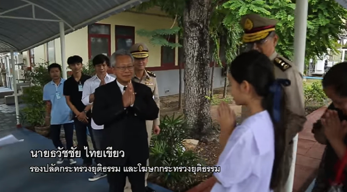 อ้อมกอด...ที่รอคอย!!! สานฝัน "น้องบีม" หนูน้อยยอดกตัญญู กับความฝันสูงสุดที่เป็นจริง ได้กอดพ่อที่อยู่ในเรือนจำ ครั้งแรกในชีวิต!!! (มีคลิป)