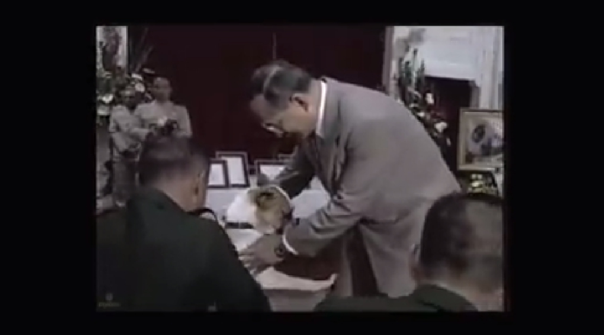 ย้อนชมคลิปสุดแสนประทับใจ..พระเมตตาของในหลวงรัชกาลที่๙ที่มีต่อสุนัขทรงเลี้ยง หนึ่งในคลิปหาดูยากที่สุด ที่ดูแล้วก็อดกลั้นน้ำตาเอาไว้แทบไม่อยู่