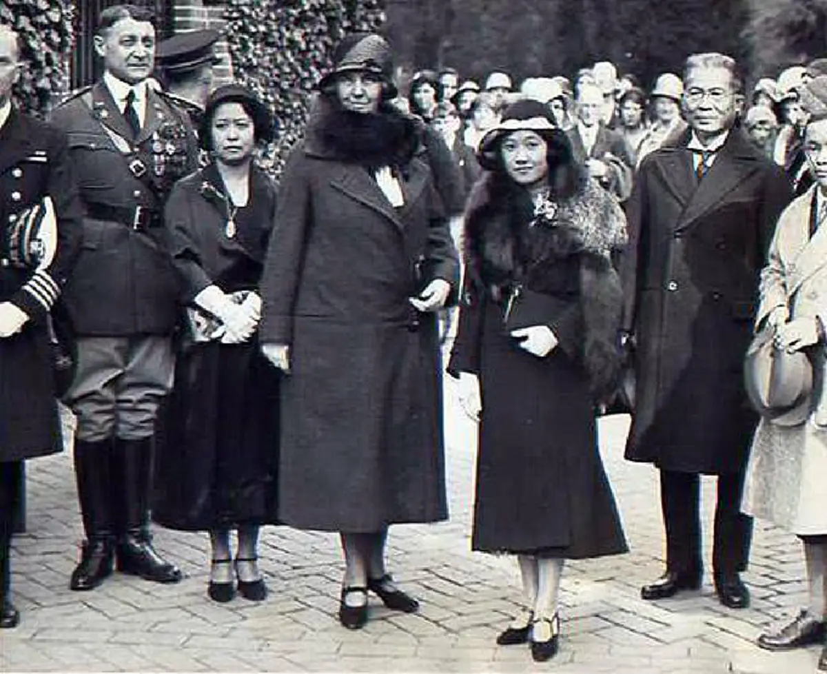 ปกเกล้าชาวไทย!! "ในหลวง รัชกาลที่๗ และ สมเด็จพระนางเจ้ารำไพพรรณี" เสด็จเยือนต่างประเทศ เพื่อไปเจริญสัมพันธไมตรี ตามรอยพระราชบิดา (ชมคลิป)!!