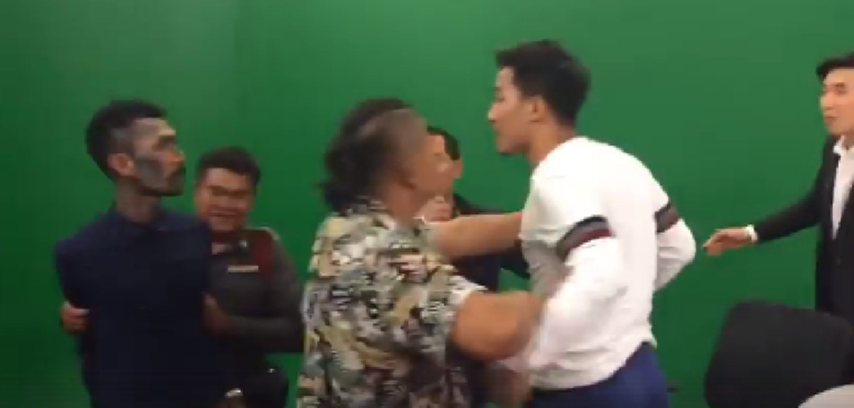 หวิดวางมวยกลางรายการ!!! นาที "เสี่ยโป้" ลุกขึ้นเตรียมซัด "เบิร์ด ลายพราง" หลังออกรายการเคลียร์ประเด็นเดือด "เก่ง ลายพราง" !!! (มีคลิป)