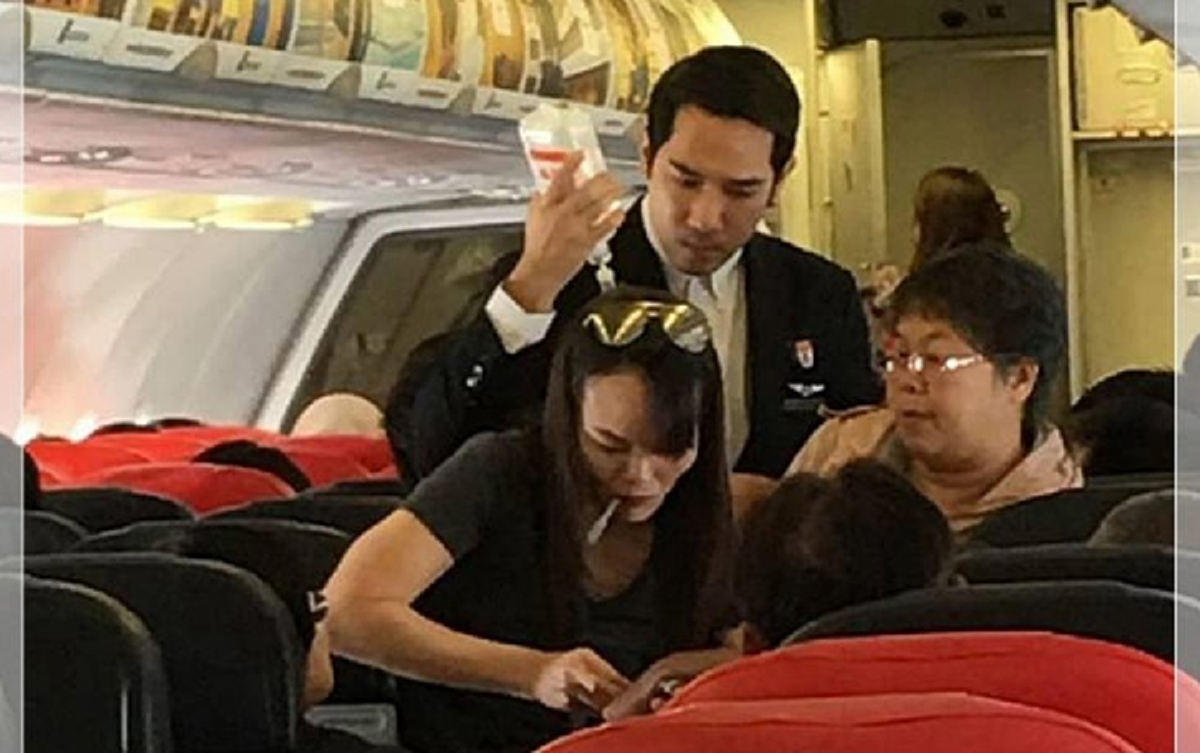 พยาบาลด้วยหัวใจ!!! 2 อาจารย์พยาบาล ม.แม่ฟ้าหลวง อาสาช่วยผู้ป่วยฉุกเฉินบนเครื่องบิน ด้วยจิตวิญญาณของความเป็นพยาบาล