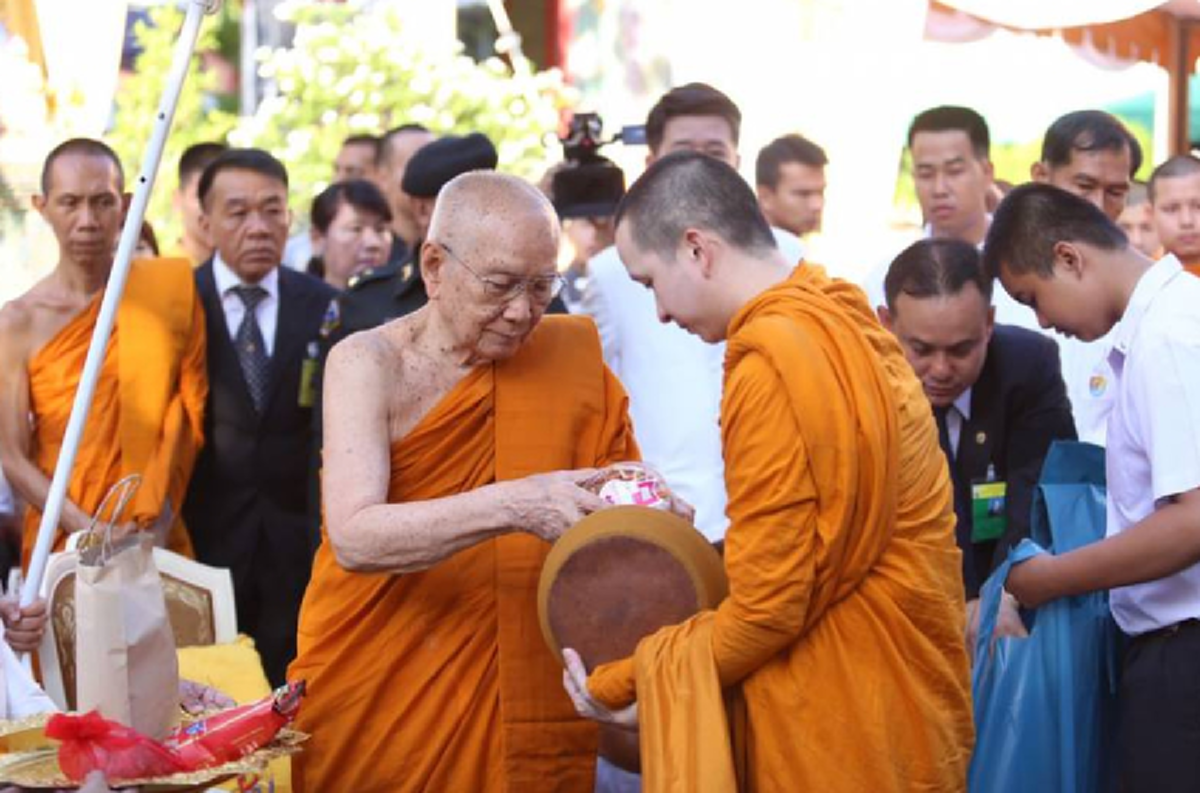 "ในหลวง" พระราชทาน "พัดแฉกงาพิเศษ ประดับพลอย" ถวายสมเด็จพระสังฆราช บำเพ็ญพระราชกุศลฉลองพระชนมายุ 90 พรรษา!!