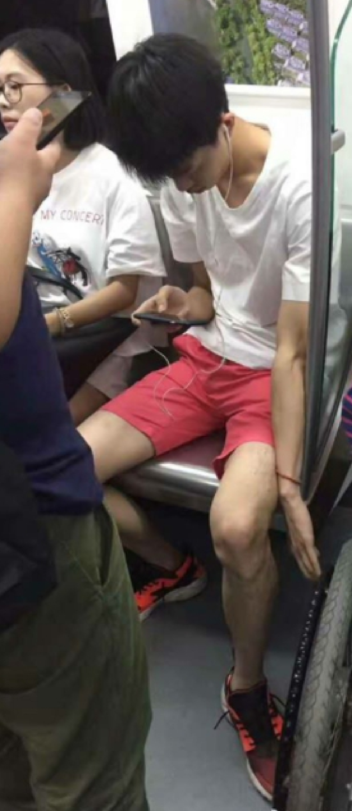สนั่นโซเชียล!สาวจีนขึ้นรถไฟใต้ดินเห็นชายนั่งก้มหน้าเล่นมือถือแต่มือ-เท้าอีกข้างยื่นไปหาคนพิการที่อยู่ใกล้กับเหตุผลชวนอึ้งเรื่องนี้ลึกซึ้งมาก