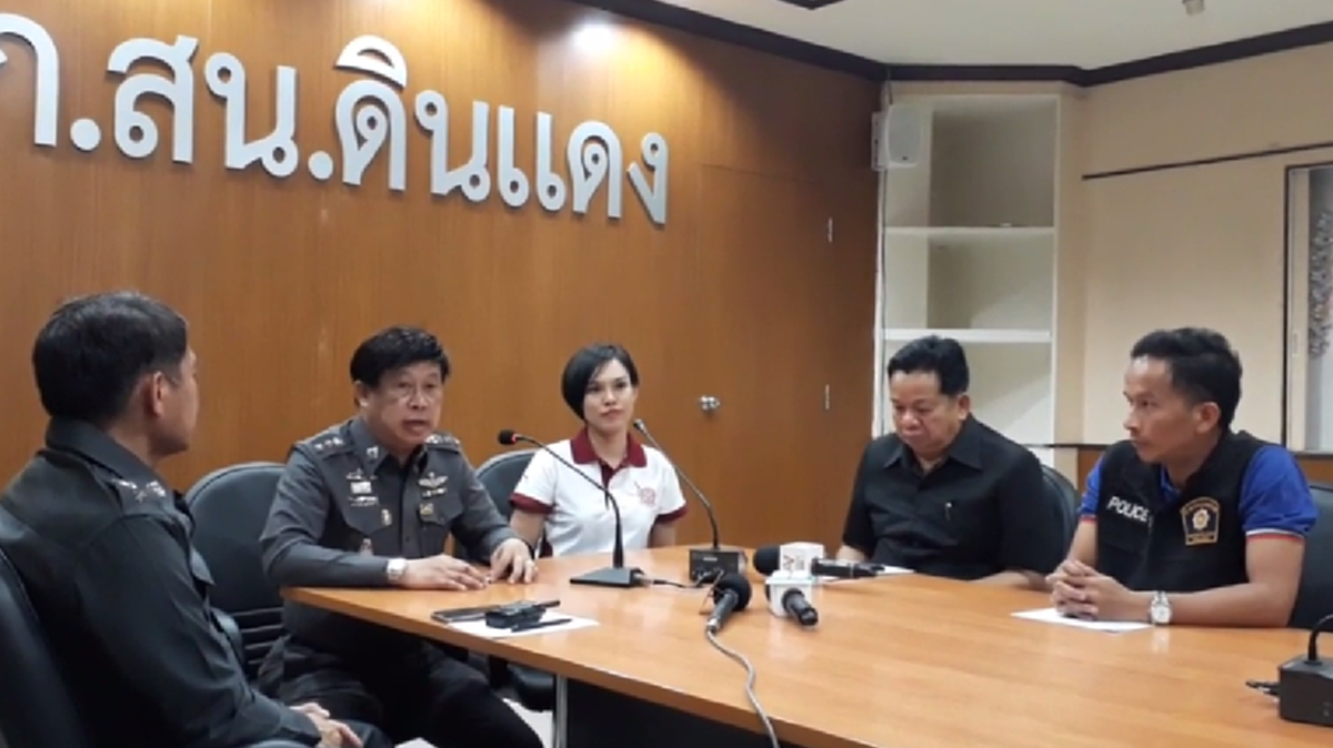 อ้าว..มั่วนี่หว่า!! ชัดแล้วชายฉกรรจ์บุกห้อง"ส.ต.ต.หญิง"กลางดึกจนเจ้าตัวสุดหวีดเป็นใคร แถวบ้านเรียกการข่าวพลาดอย่างแรงส์ (อีกแล้ว) !?! (คลิป)